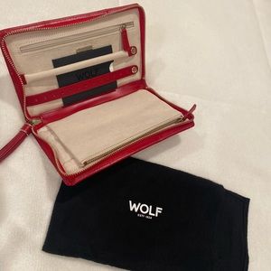 WOLF Caroline leather jewelry portfolio.